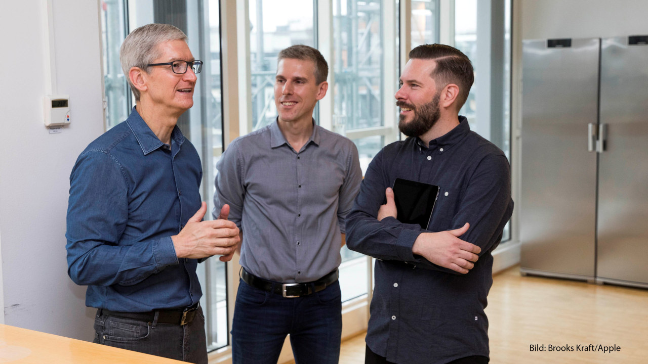 Tim Cook vd Apple, Johan Thor chef för Södras digitala innovationsavdelning, Marthin Freij innovationsledare på Södra. Fotograf: Brooks Kraft/Apple
