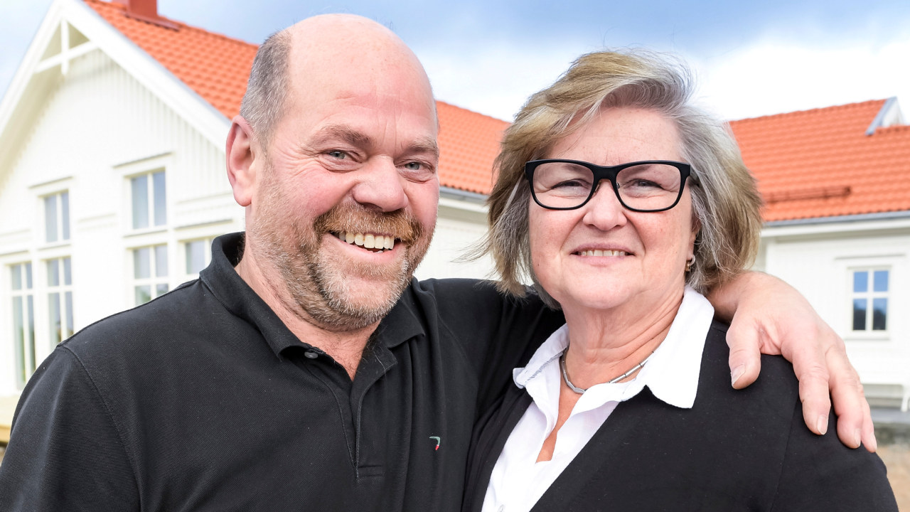 Per och Sagalind framför det nybyggda Trivselhuset.