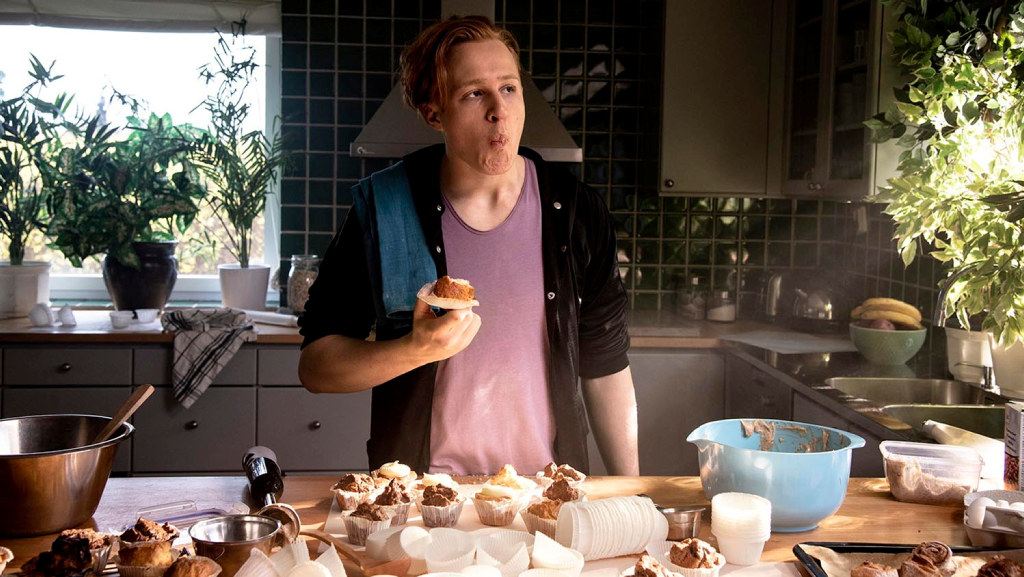 En man som använder pappersformar i muffinsbak