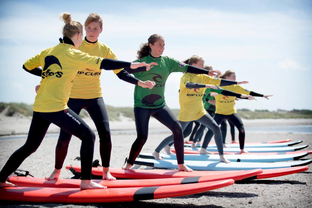 Tjejer testar att surfa under Södras surfcamp i Värö.